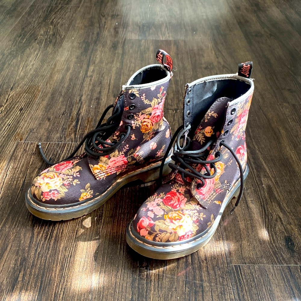 DR MARTENS Victorian Floral Canvas Boots 6 Black in excellent like new condition